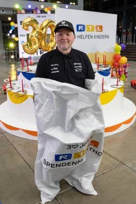 Pressetermin zum RTL Spendenmarathon in Köln, 19.11.2025. Joey KELLY mit Hüpfsack - In der RTL-Zentrale in Köln-Deutz präsentieren Joey Kelly und Wolfram Kons die 24H GEBURTSTAGS-CHALLENGE zum 30. RTL-SPENDENMARATHON. Die 24-Stunden-Aktion mit 20 Firmenteams unterstützt die STIFTUNG RTL WIR HELFEN KINDERN E. V. und begleitet den Jubiläums-Spendenmarathon, der seit 1996 mehr als 306 Millionen Euro für Kinderhilfsprojekte gesammelt hat. Köln Deutz Nordrhein-Westfalen Deutschland Copyright: xBonn.digitalx