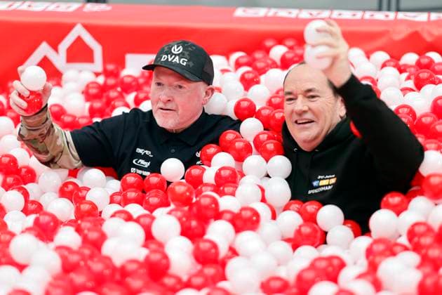 Moderator Wolfram Kons und Sänger Joey Kelly in einem Bällebad bei einem Fototermin zu 30 Jahre RTL-Spendenmarathon im RTL-Gebäude am Picassoplatz. Köln, 19.11.2025 NRW Deutschland Copyright: xChristophxHardtx