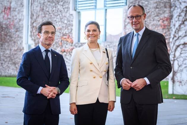 Berlin, Friedrich Merz trifft Ulf Kristersson Bundeskanzler Friedrich Merz (CDU) empfängt den Ministerpräsidenten des Königreichs Schweden, Ulf Kristersson am 19.11.2025 mit militärischen Ehren im Bundeskanzleramt in Berlin. Im Bild: Bundeskanzler Friedrich Merz (CDU) begrüßt die mitgereiste Kronprinzessin Victoria von Schweden und Ulf Kristersson. Berlin Bundeskanzleramt Berlin Deutschland