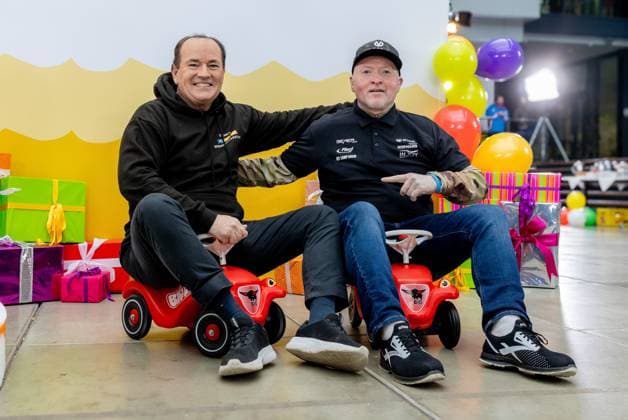 Pressetermin zum RTL Spendenmarathon in Köln, 19.11.2025. Wolfram KONS und Joey KELLY auf Bobby Cars - In der RTL-Zentrale in Köln-Deutz präsentieren Joey Kelly und Wolfram Kons die 24H GEBURTSTAGS-CHALLENGE zum 30. RTL-SPENDENMARATHON. Die 24-Stunden-Aktion mit 20 Firmenteams unterstützt die STIFTUNG RTL WIR HELFEN KINDERN E. V. und begleitet den Jubiläums-Spendenmarathon, der seit 1996 mehr als 306 Millionen Euro für Kinderhilfsprojekte gesammelt hat. Köln Deutz Nordrhein-Westfalen Deutschland Copyright: xBonn.digitalx