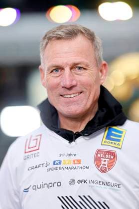 Fußballer Ingo Anderbrügge bei einem Fototermin zu 30 Jahre RTL-Spendenmarathon im RTL-Gebäude am Picassoplatz. Köln, 19.11.2025 NRW Deutschland Copyright: xChristophxHardtx