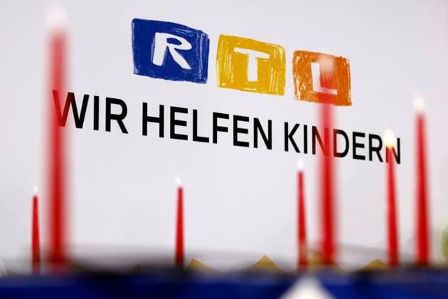 Das RTL-Logo mit Kerzen und dem Slogan Wir helfen Kindern zu sehen auf einer Fotowand bei einem Fototermin zu 30 Jahre RTL-Spendenmarathon im RTL-Gebäude am Picassoplatz. (Themenbild, Symbolbild) Köln, 19.11.2025 NRW Deutschland Copyright: xChristophxHardtx