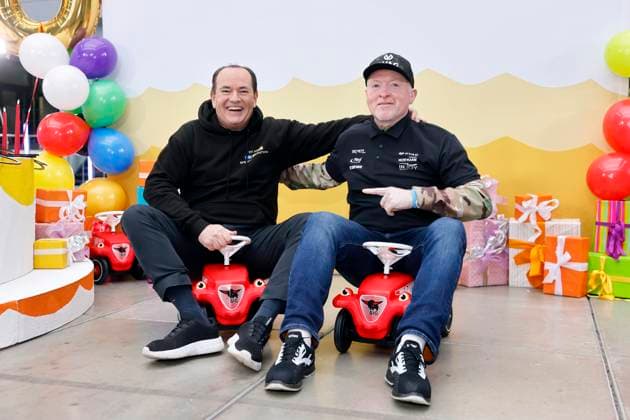 Moderator Wolfram Kons und Sänger Joey Kelly auf Rutscheautos bei einem Fototermin zu 30 Jahre RTL-Spendenmarathon im RTL-Gebäude am Picassoplatz. Köln, 19.11.2025 NRW Deutschland Copyright: xChristophxHardtx