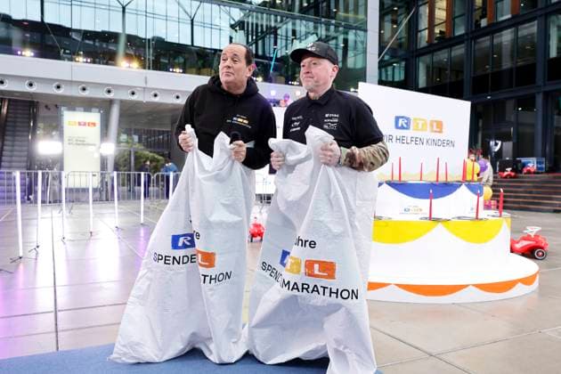 Moderator Wolfram Kons und Sänger Joey Kelly beim Sackhüpfen bei einem Fototermin zu 30 Jahre RTL-Spendenmarathon im RTL-Gebäude am Picassoplatz. Köln, 19.11.2025 NRW Deutschland Copyright: xChristophxHardtx