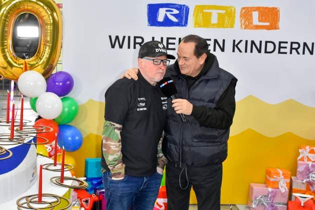 abb Moderator Wolfram Kons und Joey Kelly Musiker Sportler im RTL Studio beim Fototermin zur 24 Stunden Charity Geburtstags Challange 30.Geburtstag des RTL Spendenmarathon wir helfen Kindern bei RTL Deutschland am 19.11.2025 in Koeln Deutz NRW Deutschland