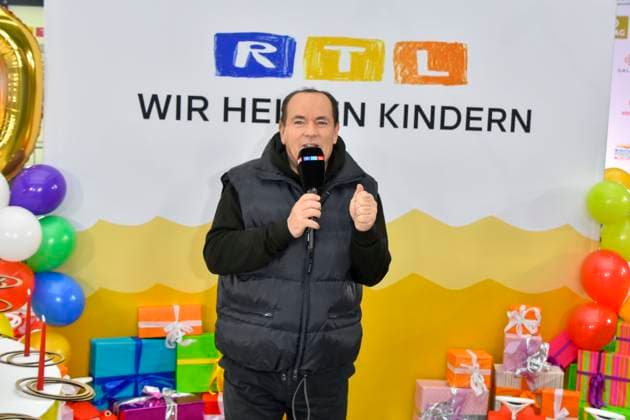 abb Moderator Wolfram Kons im RTL Studio beim Fototermin zur 24 Stunden Charity Geburtstags Challange 30.Geburtstag des RTL Spendenmarathon wir helfen Kindern bei RTL Deutschland am 19.11.2025 in Koeln Deutz NRW Deutschland