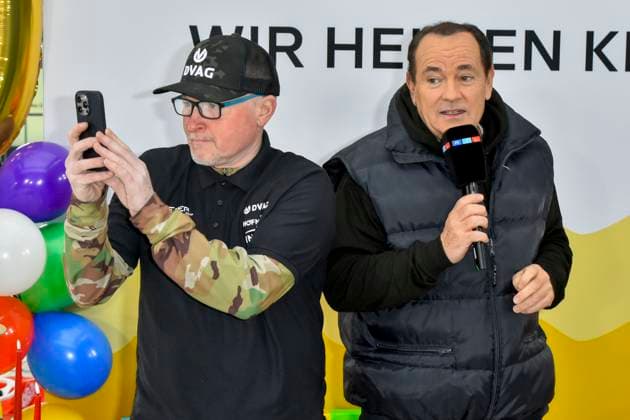 abb Moderator Wolfram Kons und Joey Kelly Musiker Sportler im RTL Studio beim Fototermin zur 24 Stunden Charity Geburtstags Challange 30.Geburtstag des RTL Spendenmarathon wir helfen Kindern bei RTL Deutschland am 19.11.2025 in Koeln Deutz NRW Deutschland