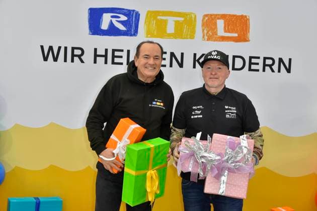 abb Moderator Wolfram Kons und Joey Kelly Musiker Sportler mit Geschenke im RTL Studio beim Fototermin zur 24 Stunden Charity Geburtstags Challange 30.Geburtstag des RTL Spendenmarathon wir helfen Kindern bei RTL Deutschland am 19.11.2025 in Koeln Deutz NRW Deutschland