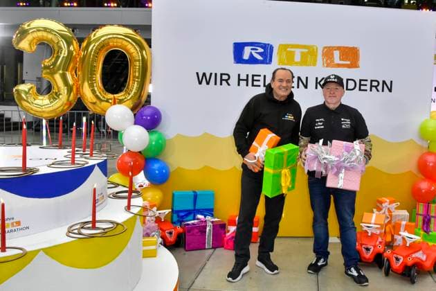 abb Moderator Wolfram Kons und Joey Kelly Musiker Sportler mit Geschenke im RTL Studio beim Fototermin zur 24 Stunden Charity Geburtstags Challange 30.Geburtstag des RTL Spendenmarathon wir helfen Kindern bei RTL Deutschland am 19.11.2025 in Koeln Deutz NRW Deutschland