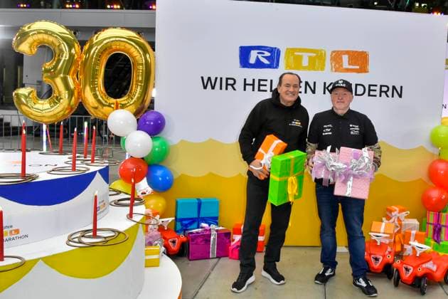 abb Moderator Wolfram Kons und Joey Kelly Musiker Sportler mit Geschenke im RTL Studio beim Fototermin zur 24 Stunden Charity Geburtstags Challange 30.Geburtstag des RTL Spendenmarathon wir helfen Kindern bei RTL Deutschland am 19.11.2025 in Koeln Deutz NRW Deutschland