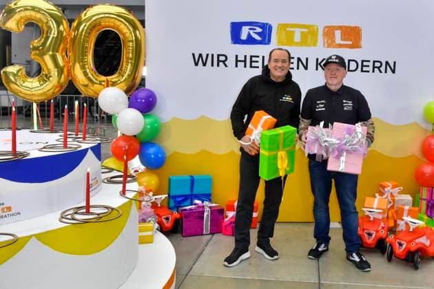 abb Moderator Wolfram Kons und Joey Kelly Musiker Sportler mit Geschenke im RTL Studio beim Fototermin zur 24 Stunden Charity Geburtstags Challange 30.Geburtstag des RTL Spendenmarathon wir helfen Kindern bei RTL Deutschland am 19.11.2025 in Koeln Deutz NRW Deutschland