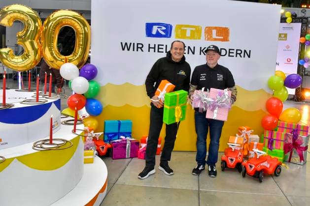 abb Moderator Wolfram Kons und Joey Kelly Musiker Sportler mit Geschenke im RTL Studio beim Fototermin zur 24 Stunden Charity Geburtstags Challange 30.Geburtstag des RTL Spendenmarathon wir helfen Kindern bei RTL Deutschland am 19.11.2025 in Koeln Deutz NRW Deutschland