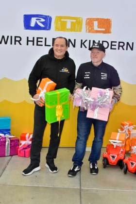 abb Moderator Wolfram Kons und Joey Kelly Musiker Sportler mit Geschenke im RTL Studio beim Fototermin zur 24 Stunden Charity Geburtstags Challange 30.Geburtstag des RTL Spendenmarathon wir helfen Kindern bei RTL Deutschland am 19.11.2025 in Koeln Deutz NRW Deutschland