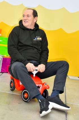 abb Moderator Wolfram Kons im Bobbycar Rutschauto im RTL Studio beim Fototermin zur 24 Stunden Charity Geburtstags Challange 30.Geburtstag des RTL Spendenmarathon wir helfen Kindern bei RTL Deutschland am 19.11.2025 in Koeln Deutz NRW Deutschland