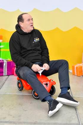 abb Moderator Wolfram Kons im Bobbycar Rutschauto im RTL Studio beim Fototermin zur 24 Stunden Charity Geburtstags Challange 30.Geburtstag des RTL Spendenmarathon wir helfen Kindern bei RTL Deutschland am 19.11.2025 in Koeln Deutz NRW Deutschland