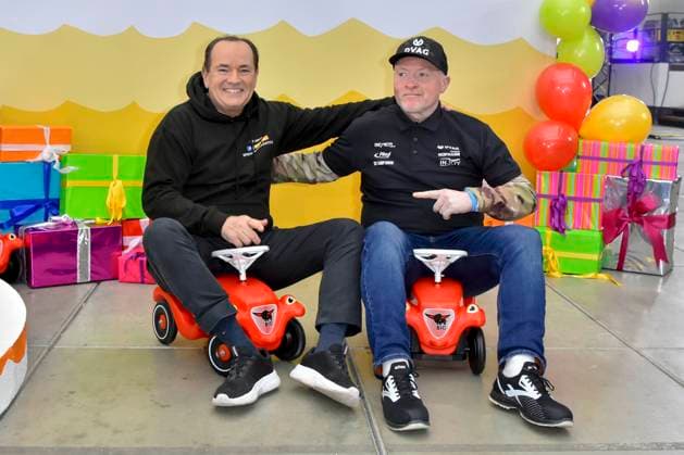 abb Moderator Wolfram Kons und Joey Kelly Musiker Sportler im Bobbycar Rutschautos im RTL Studio beim Fototermin zur 24 Stunden Charity Geburtstags Challange 30.Geburtstag des RTL Spendenmarathon wir helfen Kindern bei RTL Deutschland am 19.11.2025 in Koeln Deutz NRW Deutschland