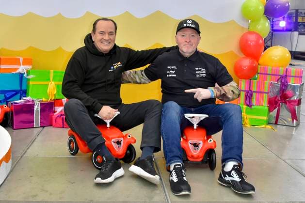 abb Moderator Wolfram Kons und Joey Kelly Musiker Sportler im Bobbycar Rutschautos im RTL Studio beim Fototermin zur 24 Stunden Charity Geburtstags Challange 30.Geburtstag des RTL Spendenmarathon wir helfen Kindern bei RTL Deutschland am 19.11.2025 in Koeln Deutz NRW Deutschland