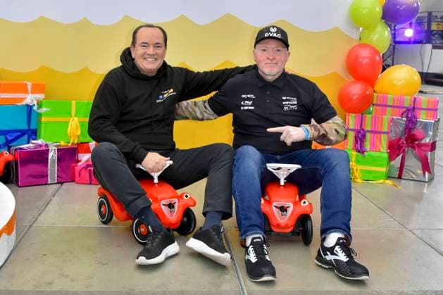 abb Moderator Wolfram Kons und Joey Kelly Musiker Sportler im Bobbycar Rutschautos im RTL Studio beim Fototermin zur 24 Stunden Charity Geburtstags Challange 30.Geburtstag des RTL Spendenmarathon wir helfen Kindern bei RTL Deutschland am 19.11.2025 in Koeln Deutz NRW Deutschland