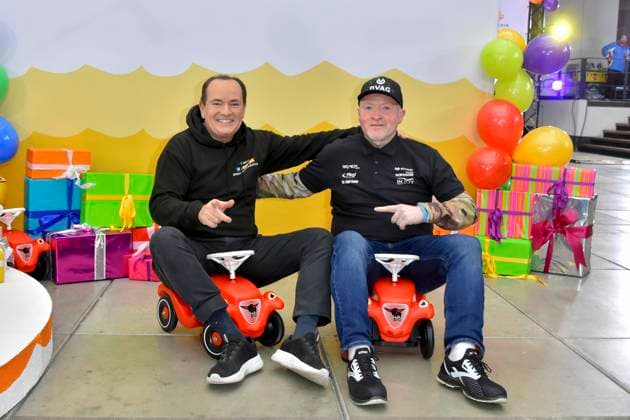 abb Moderator Wolfram Kons und Joey Kelly Musiker Sportler im Bobbycar Rutschautos im RTL Studio beim Fototermin zur 24 Stunden Charity Geburtstags Challange 30.Geburtstag des RTL Spendenmarathon wir helfen Kindern bei RTL Deutschland am 19.11.2025 in Koeln Deutz NRW Deutschland