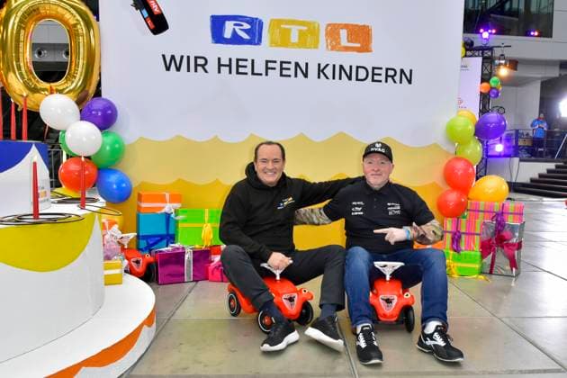 abb Moderator Wolfram Kons und Joey Kelly Musiker Sportler im Bobbycar Rutschautos im RTL Studio beim Fototermin zur 24 Stunden Charity Geburtstags Challange 30.Geburtstag des RTL Spendenmarathon wir helfen Kindern bei RTL Deutschland am 19.11.2025 in Koeln Deutz NRW Deutschland