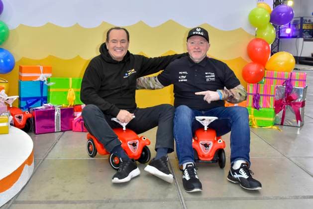 abb Moderator Wolfram Kons und Joey Kelly Musiker Sportler im Bobbycar Rutschautos im RTL Studio beim Fototermin zur 24 Stunden Charity Geburtstags Challange 30.Geburtstag des RTL Spendenmarathon wir helfen Kindern bei RTL Deutschland am 19.11.2025 in Koeln Deutz NRW Deutschland