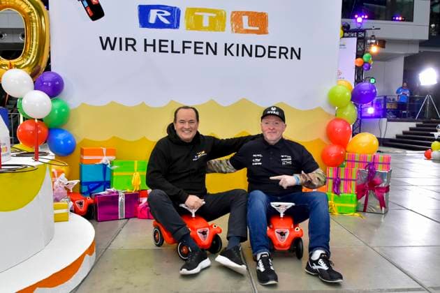 abb Moderator Wolfram Kons und Joey Kelly Musiker Sportler im Bobbycar Rutschautos im RTL Studio beim Fototermin zur 24 Stunden Charity Geburtstags Challange 30.Geburtstag des RTL Spendenmarathon wir helfen Kindern bei RTL Deutschland am 19.11.2025 in Koeln Deutz NRW Deutschland