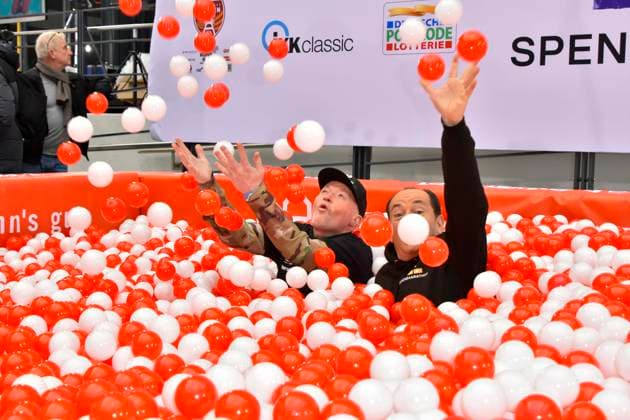 abb Moderator Wolfram Kons und Joey Kelly Musiker Sportler im Rot Weissen Baelle Bad im RTL Studio beim Fototermin zur 24 Stunden Charity Geburtstags Challange 30.Geburtstag des RTL Spendenmarathon wir helfen Kindern bei RTL Deutschland am 19.11.2025 in Koeln Deutz NRW Deutschland
