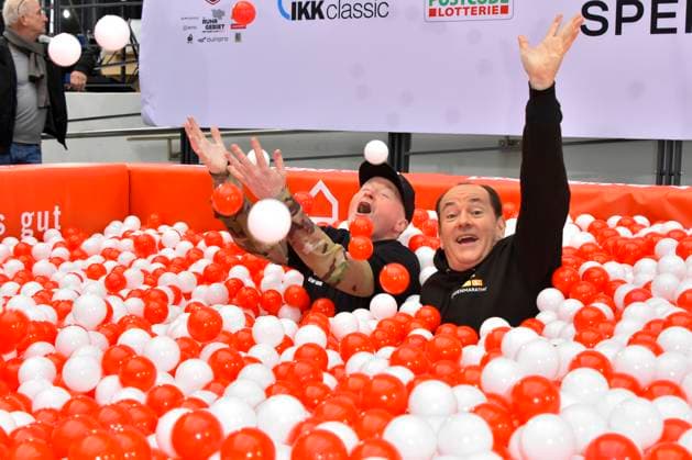abb Moderator Wolfram Kons und Joey Kelly Musiker Sportler im Rot Weissen Baelle Bad im RTL Studio beim Fototermin zur 24 Stunden Charity Geburtstags Challange 30.Geburtstag des RTL Spendenmarathon wir helfen Kindern bei RTL Deutschland am 19.11.2025 in Koeln Deutz NRW Deutschland