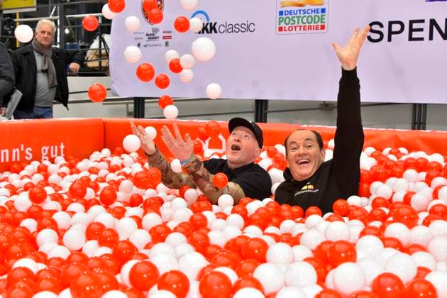 abb Moderator Wolfram Kons und Joey Kelly Musiker Sportler im Rot Weissen Baelle Bad im RTL Studio beim Fototermin zur 24 Stunden Charity Geburtstags Challange 30.Geburtstag des RTL Spendenmarathon wir helfen Kindern bei RTL Deutschland am 19.11.2025 in Koeln Deutz NRW Deutschland