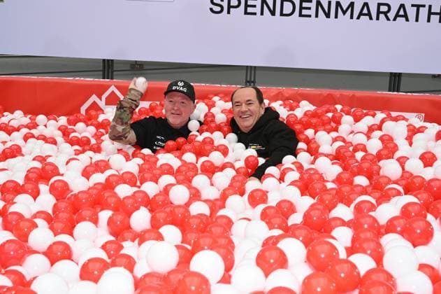 Moderator Wolfram Kons und Joey Kelly bei einem Fototermin zur 24 Stunden Geburtstags Challange zum 30. Geburtstag des RTL Spendenmarathon - wir helfen Kindern die ab 20.11. 18.00 Uhr stattfindet.