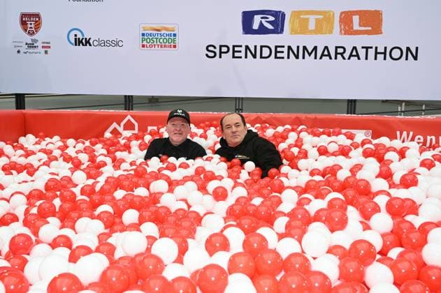 Moderator Wolfram Kons und Joey Kelly bei einem Fototermin zur 24 Stunden Geburtstags Challange zum 30. Geburtstag des RTL Spendenmarathon - wir helfen Kindern die ab 20.11. 18.00 Uhr stattfindet.