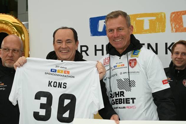 Moderator Wolfram Kons und der ehemalige Fussballspieler Ingo Anderbrügge l-r, bei einem Fototermin zur 24 Stunden Geburtstags Challange zum 30. Geburtstag des RTL Spendenmarathon - wir helfen Kindern die ab 20.11. 18.00 Uhr stattfindet.