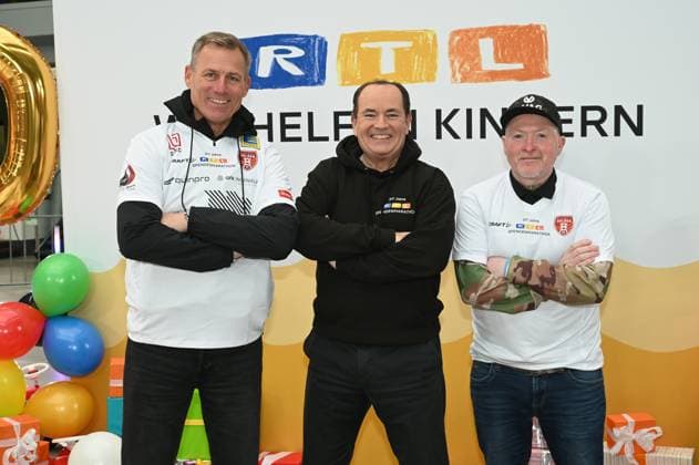 der ehemalige Fussballspieler Ingo Anderbrügge, Moderator Wolfram Kons und Joey Kelly, l-r, bei einem Fototermin zur 24 Stunden Geburtstags Challange zum 30. Geburtstag des RTL Spendenmarathon - wir helfen Kindern die ab 20.11. 18.00 Uhr stattfindet.