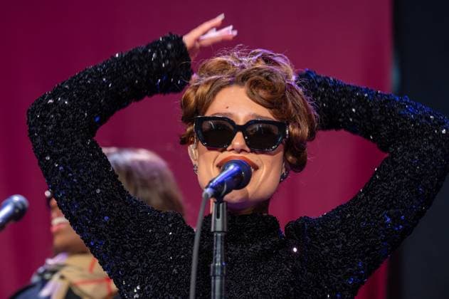 2025 Bloomingdale s x Burberry Holiday Window Unveiling with a Performance by Raye, New York, USA - 19 Nov 2025 (NEW) 2025 Bloomingdale& 39;s x Burberry Holiday Window Unveiling with a Performance by Raye. November 19, 2025, New York, New York, USA: Raye performs at the Bloomingdale& 39;s x Burberry Unveiling of the 2025 Holiday Windows on November 19, 2025 in New York City. (Credit: M10s TheNews2) (Foto: M10s Thenews2 imago images) 2025 Bloomingdale s x Burberry Holiday Window Unveiling with a Performance by Raye, New York, USA - 19 Nov 2025  Copyright: xRonxAdarx