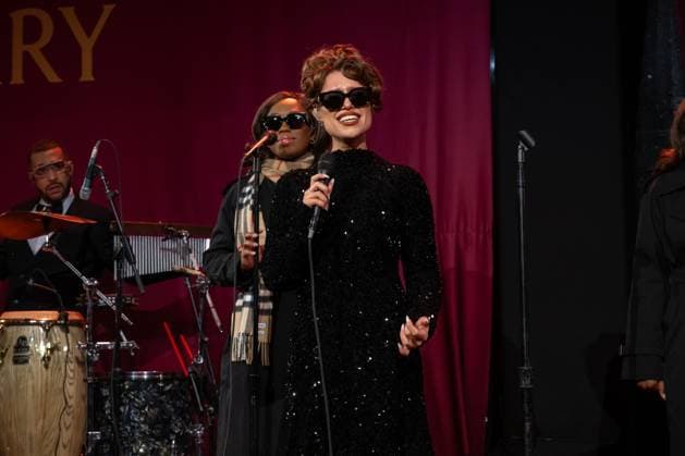 2025 Bloomingdale s x Burberry Holiday Window Unveiling with a Performance by Raye, New York, USA - 19 Nov 2025 (NEW) 2025 Bloomingdale& 39;s x Burberry Holiday Window Unveiling with a Performance by Raye. November 19, 2025, New York, New York, USA: Raye performs at the Bloomingdale& 39;s x Burberry Unveiling of the 2025 Holiday Windows on November 19, 2025 in New York City. (Credit: M10s TheNews2) (Foto: M10s Thenews2 imago images) 2025 Bloomingdale s x Burberry Holiday Window Unveiling with a Performance by Raye, New York, USA - 19 Nov 2025  Copyright: xRonxAdarx