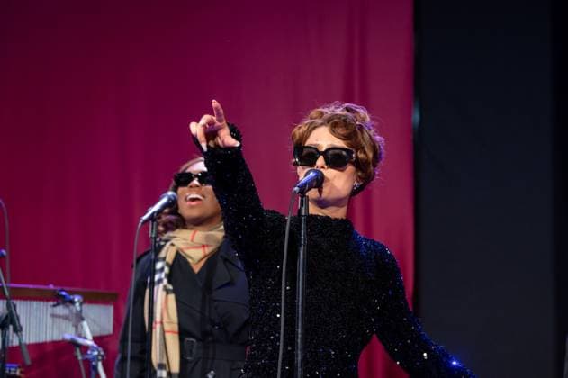 2025 Bloomingdale s x Burberry Holiday Window Unveiling with a Performance by Raye, New York, USA - 19 Nov 2025 (NEW) 2025 Bloomingdale& 39;s x Burberry Holiday Window Unveiling with a Performance by Raye. November 19, 2025, New York, New York, USA: Raye performs at the Bloomingdale& 39;s x Burberry Unveiling of the 2025 Holiday Windows on November 19, 2025 in New York City. (Credit: M10s TheNews2) (Foto: M10s Thenews2 imago images) 2025 Bloomingdale s x Burberry Holiday Window Unveiling with a Performance by Raye, New York, USA - 19 Nov 2025  Copyright: xRonxAdarx