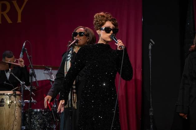 2025 Bloomingdale s x Burberry Holiday Window Unveiling with a Performance by Raye, New York, USA - 19 Nov 2025 (NEW) 2025 Bloomingdale& 39;s x Burberry Holiday Window Unveiling with a Performance by Raye. November 19, 2025, New York, New York, USA: Raye performs at the Bloomingdale& 39;s x Burberry Unveiling of the 2025 Holiday Windows on November 19, 2025 in New York City. (Credit: M10s TheNews2) (Foto: M10s Thenews2 imago images) 2025 Bloomingdale s x Burberry Holiday Window Unveiling with a Performance by Raye, New York, USA - 19 Nov 2025  Copyright: xRonxAdarx