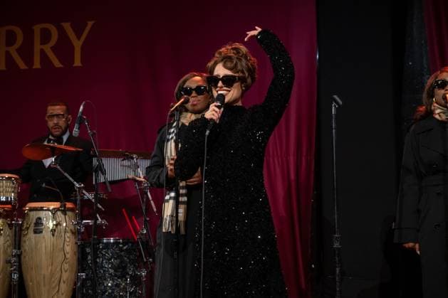 2025 Bloomingdale s x Burberry Holiday Window Unveiling with a Performance by Raye, New York, USA - 19 Nov 2025 (NEW) 2025 Bloomingdale& 39;s x Burberry Holiday Window Unveiling with a Performance by Raye. November 19, 2025, New York, New York, USA: Raye performs at the Bloomingdale& 39;s x Burberry Unveiling of the 2025 Holiday Windows on November 19, 2025 in New York City. (Credit: M10s TheNews2) (Foto: M10s Thenews2 imago images) 2025 Bloomingdale s x Burberry Holiday Window Unveiling with a Performance by Raye, New York, USA - 19 Nov 2025  Copyright: xRonxAdarx