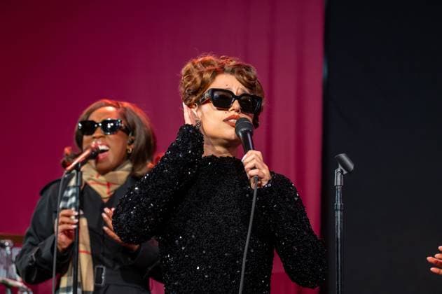 Bloomingdale s x Burberry Holiday Window Unveiling in New York, USA - 19 Nov 2025 Raye performs at the Bloomingdale s x Burberry Unveiling of the 2025 Holiday Windows. New York United States Copyright: xRonxAdarx xSOPAxImagesx _radar_bloomingdales_20251119_21194