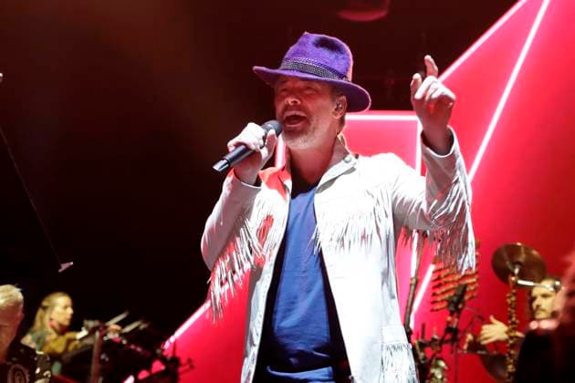 19.11.2025, Jamiroquai, Saenger Jay Kay, im Konzert in der Uber Arena in Berlin, Pop, Musik, britische Acid-Jazz-Funkband, Berlin Deutschland, Germany