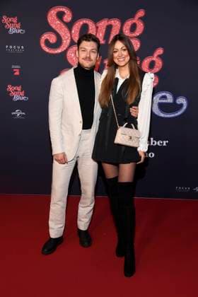 abb- Lion Wasczyk und Lisa Rosa Braeutigam zu Gast auf dem roten Teppich bei der Europapremiere des Kino Films Song Sung Blue im Zoo Palast Berlin am 19.11.2025 in Berlin Berlin Deutschland