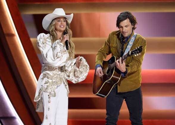 59th Annual CMA Awards - Show Lainey Wilson and Charlie Worsham onstage at the 59th Annual Country Music Association Awards held at the Bridgestone Arena on November 19, 2025 in Nashville, TN. Nashville Bridgestone Arena Tennessee USA Copyright: xCurtisxHilbunx xAFF-USA.COMx