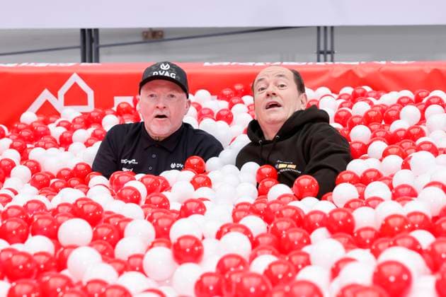 Moderator Wolfram Kons und Sänger Joey Kelly in einem Bällebad bei einem Fototermin zu 30 Jahre RTL-Spendenmarathon im RTL-Gebäude am Picassoplatz. Köln, 19.11.2025 NRW Deutschland Copyright: xChristophxHardtx