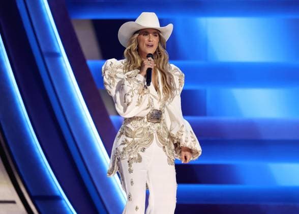 59th Annual CMA Awards - Show Lainey Wilson onstage at the 59th Annual Country Music Association Awards held at the Bridgestone Arena on November 19, 2025 in Nashville, TN. Nashville Bridgestone Arena Tennessee USA Copyright: xCurtisxHilbunx xAFF-USA.COMx