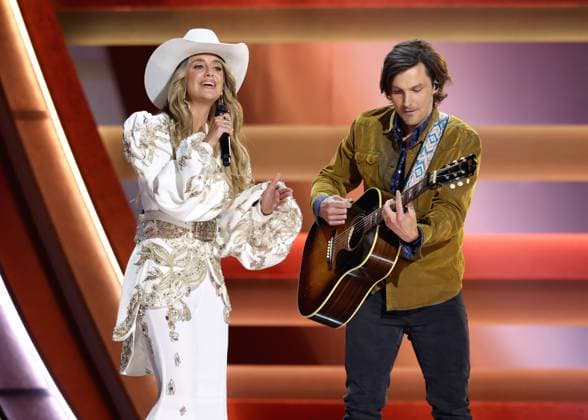 59th Annual CMA Awards - Show Lainey Wilson and Charlie Worsham onstage at the 59th Annual Country Music Association Awards held at the Bridgestone Arena on November 19, 2025 in Nashville, TN. Nashville Bridgestone Arena Tennessee USA Copyright: xCurtisxHilbunx xAFF-USA.COMx