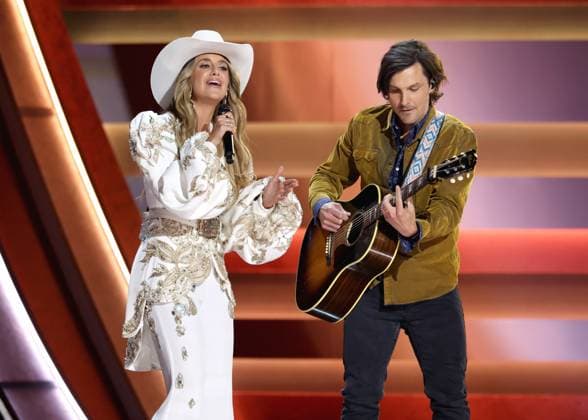 59th Annual CMA Awards - Show Lainey Wilson and Charlie Worsham onstage at the 59th Annual Country Music Association Awards held at the Bridgestone Arena on November 19, 2025 in Nashville, TN. Nashville Bridgestone Arena Tennessee USA Copyright: xCurtisxHilbunx xAFF-USA.COMx