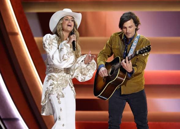 59th Annual CMA Awards - Show Lainey Wilson and Charlie Worsham onstage at the 59th Annual Country Music Association Awards held at the Bridgestone Arena on November 19, 2025 in Nashville, TN. Nashville Bridgestone Arena Tennessee USA Copyright: xCurtisxHilbunx xAFF-USA.COMx