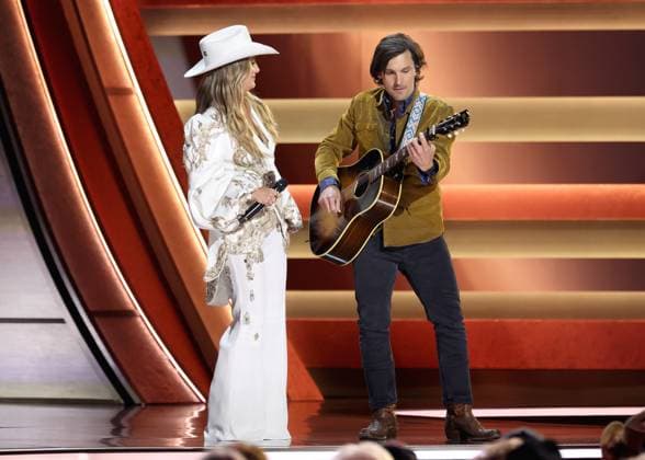 59th Annual CMA Awards - Show Lainey Wilson and Charlie Worsham onstage at the 59th Annual Country Music Association Awards held at the Bridgestone Arena on November 19, 2025 in Nashville, TN. Nashville Bridgestone Arena Tennessee USA Copyright: xCurtisxHilbunx xAFF-USA.COMx