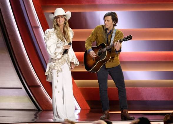 59th Annual CMA Awards - Show Lainey Wilson and Charlie Worsham onstage at the 59th Annual Country Music Association Awards held at the Bridgestone Arena on November 19, 2025 in Nashville, TN. Nashville Bridgestone Arena Tennessee USA Copyright: xCurtisxHilbunx xAFF-USA.COMx