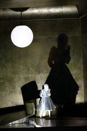 Nicole Chevalier (als Salome) während der Fotoprobe für Salome in der Komischen Oper im Schillertheater in Berlin, 19. November 2025. Musikdrama in einem Aufzug von Richard Strauss. Musikalische Leitung James Gaffigan. Inszenierung Evgeny Titov. Bühne Rufus Didwiszus. Kostüme Esther Bialas. Premiere ist am 22. November 2025. Komische Oper Berlin Salome
